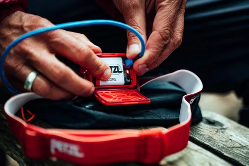 Miniatura 2 de PETZL ACTIK - Linterna frontal (450 lúmenes) con haz múltiple y luz roja, color gris