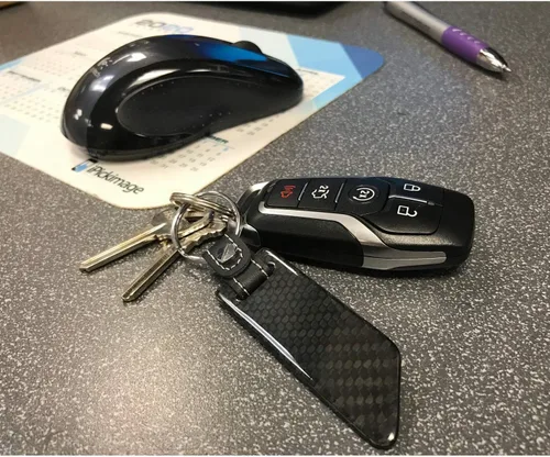 Miniatura 3 de iPick Image Para Chevrolet Corvette C7 Negro Real Fibra de Carbono Estilo Hoja con Correa de Cuero Negro Llavero Llavero, Licencia Oficial, Negro