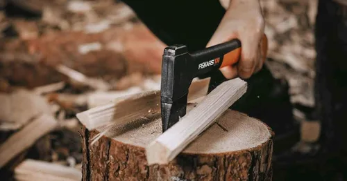 Miniatura 12 de Hacha de cortar Fiskars XS X7, incluye estuche de almacenamiento y transporte, longitud: 35.5 cm, revestimiento antiadherente, hoja de acero de alta