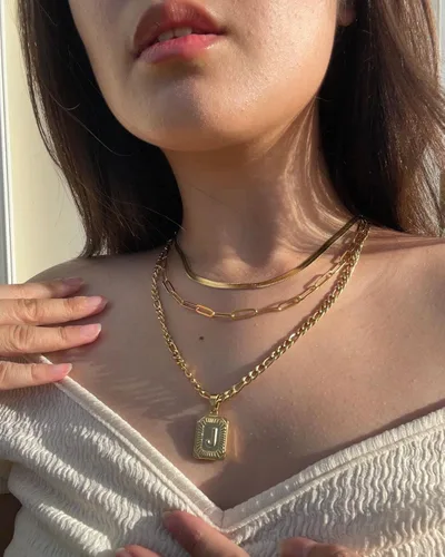 Miniatura 4 de Joycuff - Collar con dije de letra inicial, chapada en oro de 18 quilates, medallón rectangular con alfabeto cuadrado, hecho a mano, de acero