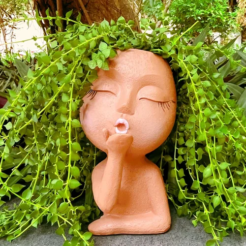 Bonita maceta hecha a mano de resina marrón, adecuada para uso en interiores y exteriores, con orificio de drenaje y almohadillas antifricción