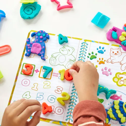 Miniatura 6 de Play Doh - Juego de aprendizaje creativo que incluye mantel, calcomanías, 5 cortadores de animales, 10 sellos, 3 herramientas y 5 latas de masa