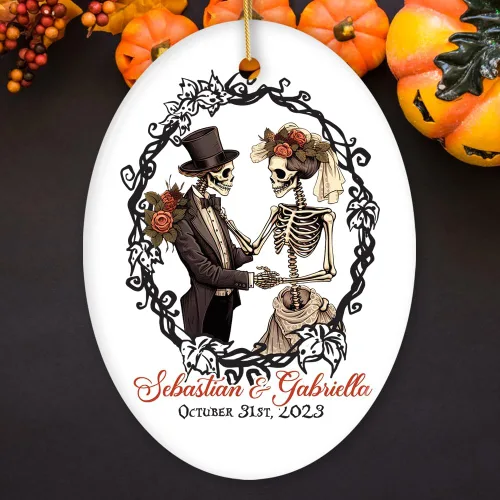 Adorno personalizado de esqueleto vintage y artístico, regalo personalizado para primer Halloween casado (óvalo)