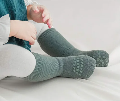 Miniatura 3 de Calcetines antideslizantes para bebé hasta la rodilla antideslizantes para gatear para niñas y niños recién nacidos Multicolorido