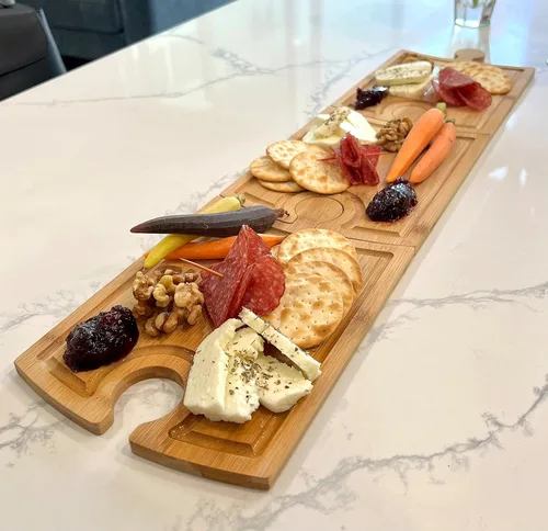 Miniatura 4 de Juego de tablas de embutidos de bambú, diseño único de piezas de rompecabezas con soporte para copas de vino, tabla de quesos de charcutería