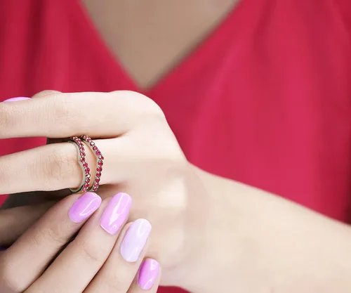 Miniatura 2 de Dazzlingrock Collection Anillo realzador de anillo de boda de doble guardia de rubí redondo para mujer en oro