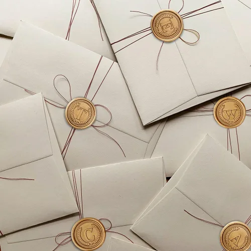 Miniatura 5 de 50 calcomanías de sello de cera inicial, autoadhesivas, letra A del alfabeto para invitaciones de bodas, regalo personalizado hecho a mano
