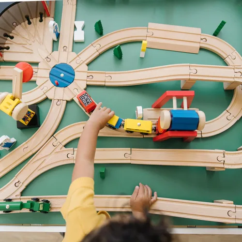Miniatura 3 de Melissa & Doug Juego de ferrocarril de madera, 130 piezas