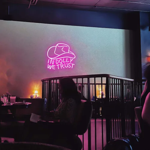 Miniatura 7 de Letrero LED de neón con texto en inglés "In Dolly We Trust", con sombrero de vaquera rosa, arte de pared del oeste de estilo retro campestre