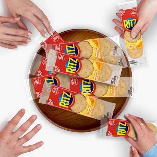 Miniatura 9 de RITZ Galletas tipo sándwich de queso, aperitivos para el almuerzo, 20 paquetes de bocadillos (6 galletas por paquete)