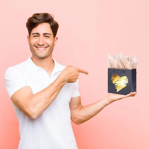 Miniatura 6 de ysmile Pequeña bolsa de regalo negra con papel de seda para hombres, fiesta de cumpleaños, aniversario, día del padre, 7.8 pulgadas, corazón dorado
