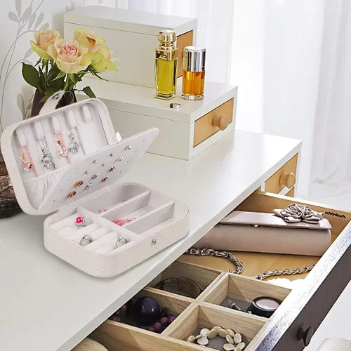 Miniatura 7 de XYMAO Joyeros portátiles de piel sintética para mujeres y niñas, organizador de joyas de viaje para collares, anillos y aretes (blanco brillante)