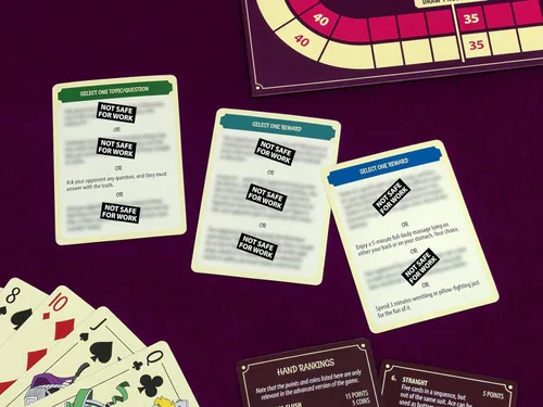 Miniatura 5 de Poker para parejas - Un juego romántico y atrevido para parejas - Más de 200 desafíos divertidos y preguntas íntimas para una cita nocturna