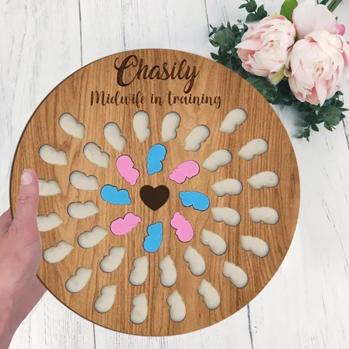 Miniatura 3 de Contador de nacimiento personalizado para estudiantes partera con 50 espacios para bebés, tablero de madera en forma de corazón