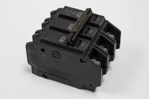 Miniatura 2 de Ge neral Electric GETHQC32060WL GE THQC32060WL 3P 60A 240V CB, negro
