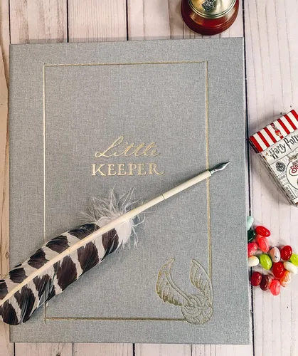 Miniatura 2 de Conquest Journals - Álbum de Harry Potter Little Keeper para bebé, captura recuerdos mágicos, baby shower hasta los 5 años, cubierta de lino gris