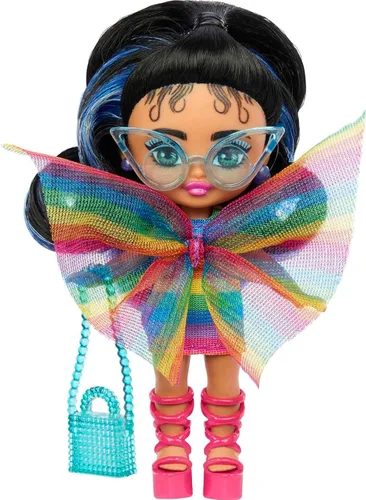 Miniatura 4 de Barbie Extra Mini Minis con coleta negra con mechas azules, usando vestido arcoíris y accesorios y soporte, 3.25 pulgadas