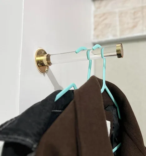 Miniatura 8 de Gancho para ropa montado en la pared, acabado de latón pulido, barra de Lucite resistente con soportes dorados, organizador de armario para abrigos