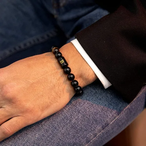 Miniatura 6 de Brazalete hecho a mano con letra inicial del nombre, las cuentas son de ónix negro u ojo de tigre, la cuerda es trenzada, un brazalete lleno
