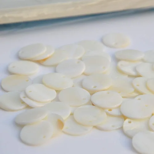 Miniatura 3 de Cuentas de concha, 100 cuentas planas redondas de madre de perla de 0.59 pulgadas para hacer joyas (blanco)