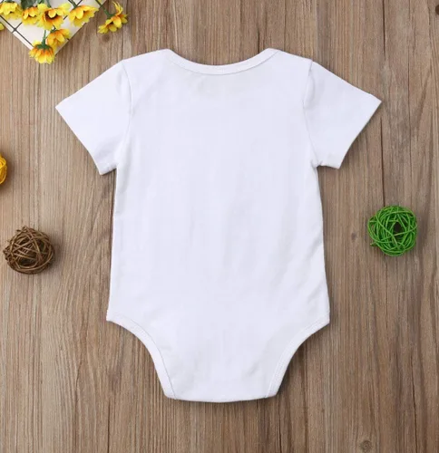 Miniatura 37 de Pañalero para bebé recién nacido, con frase en inglés “Got my mind on my momy”, color gris y blanco, talla 0-18M