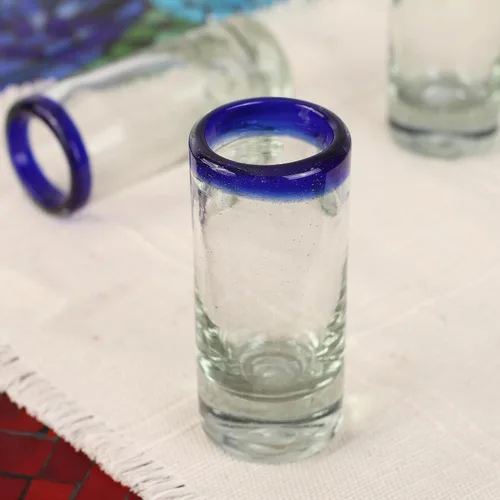 Miniatura 5 de NOVICA Artisan - Vasos de chupito de vidrio reciclado, soplados a mano, con borde azul transparente, 2 onzas, 'Tequila Blues' (juego de 6)