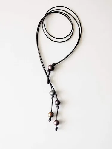 Miniatura 5 de Collar en Y de perlas negras de cuero negro, 20 pulgadas de largo por encima de la borla