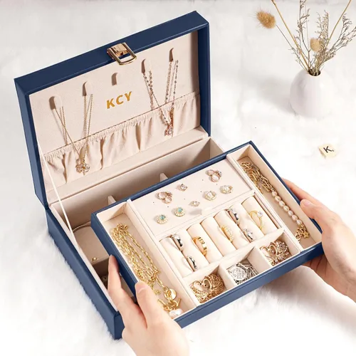 Miniatura 2 de KCY Organizador de joyas para mujeres y niñas estuche grande de cuero sintético con soporte de exhibición de 2 capas y bandeja extraíble para aretes