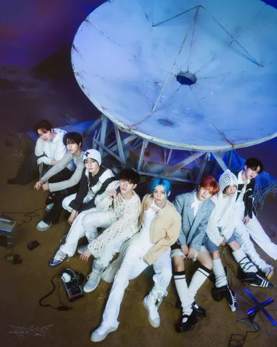 Miniatura 3 de Stray Kids -Star Rock-Star 8th Mini Album Standard 2 Versión SET CD+1p Panorama Mini Póster en Paquete+60p PhotoBook+1p PhotoCard+1p Unidad