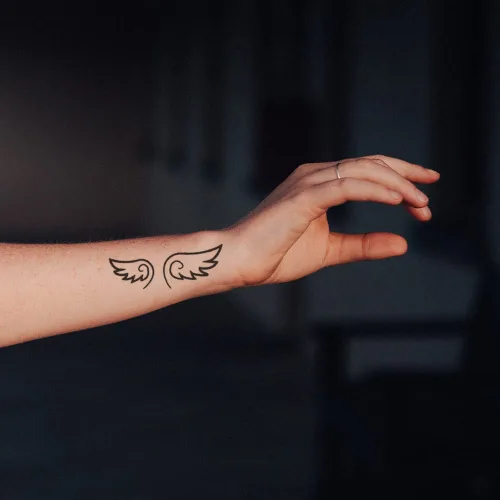 Miniatura 4 de Juego de 2 calcomanías de tatuaje temporal pequeñas, diseño de alas de corazón de ángel para mano, cuello, cara, muñeca, dedo, impermeable, falso
