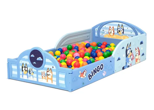 Miniatura 11 de Delta Children - Juego Bluey de 4 piezas para habitación en una caja para niños pequeños – Incluye cama para dormir y jugar, mesa, 1 silla y caja