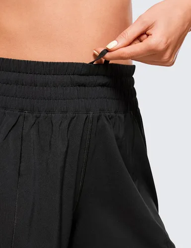 Miniatura 4 de CRZ YOGA Pantalones cortos de correr de cintura alta para mujer de 2.5 a 4 pulgadas, forro de secado rápido, pantalones cortos deportivos