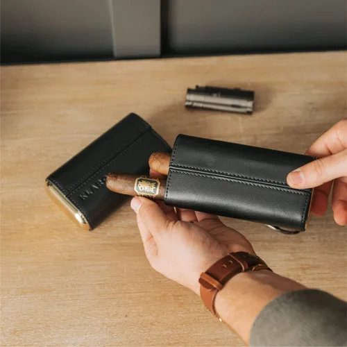Miniatura 7 de CASE ELEGANCE Funda protectora de viaje premium de 3 puros, cuero negro auténtico de grano superior, forrado de cedro con tapas de metal dorado