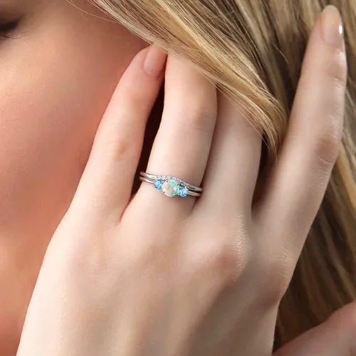 Miniatura 4 de Juego de anillos de compromiso de 3 piedras de oro blanco de 10 quilates con ópalo de imitación y topacio azul suizo y diamante cultivado