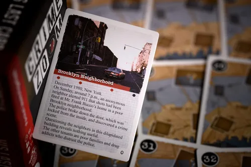 Miniatura 6 de Lucky Duck Games Crime Zoom: Bird of Ill Omen - Atractivo juego de cartas de detectives para amantes del misterio, juego cooperativo para niños