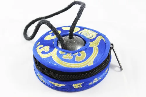 Miniatura 4 de Tingsha/Campana de meditación tibetana/platillos de dedo con funda de seda gratis por Nepalese Handicraft Zone (color oscuro (color antiguo))