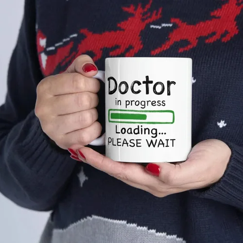 Miniatura 7 de Panvola Doctor in Progress Loading Doctor - Taza divertida de graduación para estudiantes de doctorado en medicina, taza de cerámica, 11 onzas, Negro