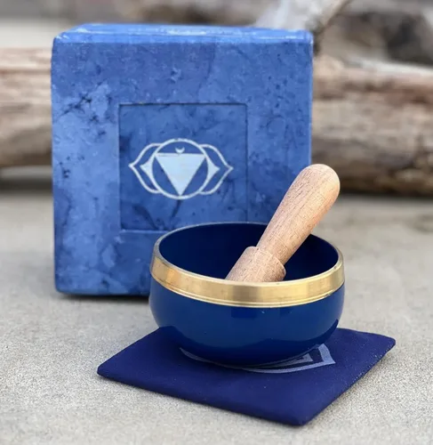 DharmaObjects Juego de caja de regalo de cuenco cantante de tamaño prémium tibetano de tercer ojo para chakras Third Eye
