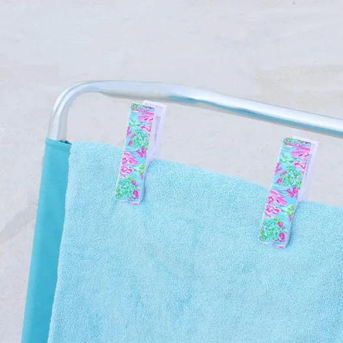 Miniatura 4 de Lilly Pulitzer Funda de vinilo resistente al agua para la playa, bolsa con cremallera incluye protector de bebidas, funda pequeña y clips para toalla