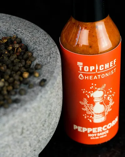 Miniatura 3 de Bravo's Top Chef - Salsa picante de pimienta de Heatonist, celebra la 20ª temporada de Top Chef con calor de pimiento asado al fuego, habaneros