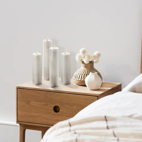 Miniatura 9 de LampLust Velas parpadeantes sin llama, juego de 4 velas plateadas, funciona con pilas, velas románticas, ideales para decoración de propuestas