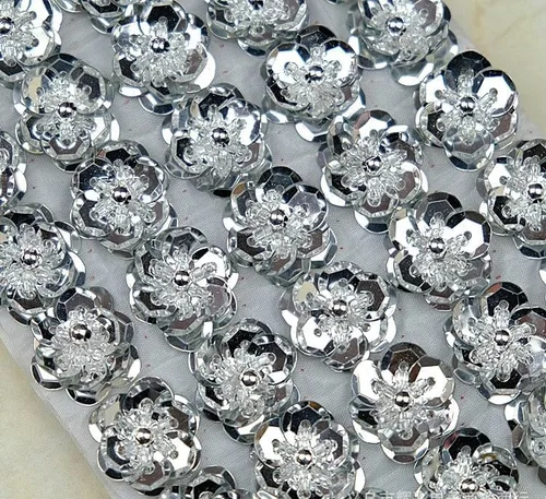 50 piezas/15 mm de parches de flores bordadas con lentejuelas para manualidades en tela y costura (Negro E)