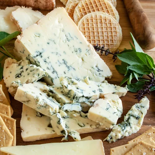 Miniatura 6 de igourmet Caja de regalo de muestra para amantes del queso, incluye manchego español, gorgonzola piccante italiano, cebolla de doble gloucester