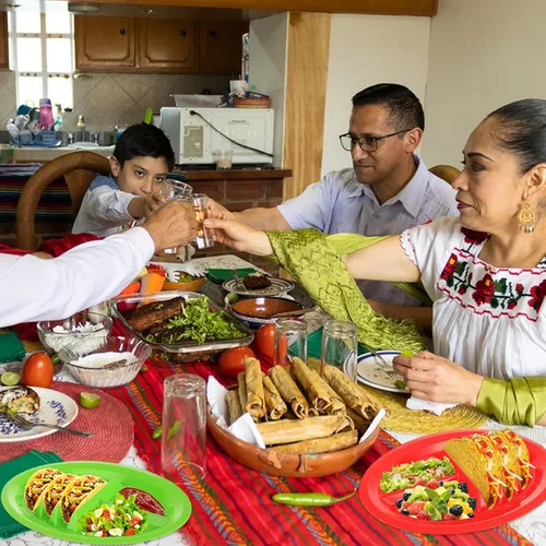 Miniatura 9 de Acrux7 - 12 platos de plástico para tacos para fiestas, platos grandes para tacos con divisores, capacidad para 3 tacos, 2 áreas de inmersión