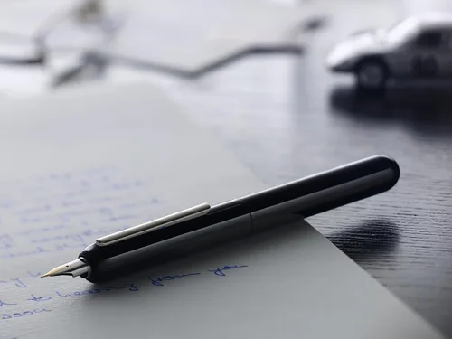 Miniatura 2 de Lamy diálogo negro – pluma estilográfica sin tapa con mecanismo de giro – Pluma de oro de 14 kt, parcialmente chapado en platino & en tamaño EF