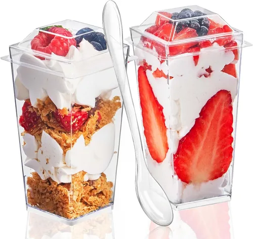 TOFLEN Paquete de 50 mini tazas cuadradas de postre de 3 onzas con tapas y cucharas de plástico transparente para fiestas, yogur, parfait, pastel de