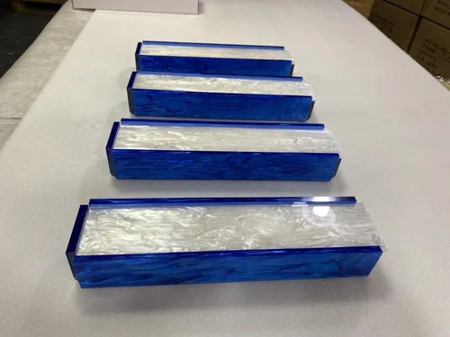 Miniatura 6 de Lucite Rumikub - Juego de azulejos, soportes y caja acrílica de almacenamiento incluidos (mármol azul/mármol blanco)