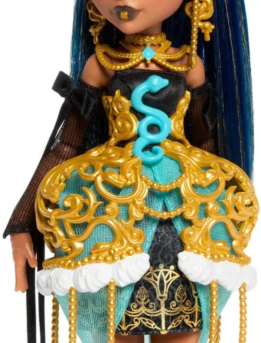 Miniatura 4 de Muñeca de cumpleaños aterradora y dulce de Monster High, Cleo de Nile con vestido de fiesta dorado y accesorios temáticos como invitación, globo
