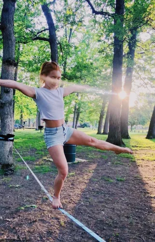 Miniatura 7 de Kit de Slackline ZenMonkey con Protectores de Árbol, Bolsa de Transporte de Tela e Instrucciones, 60 Pies, Fácil Montaje para Familia, Niños