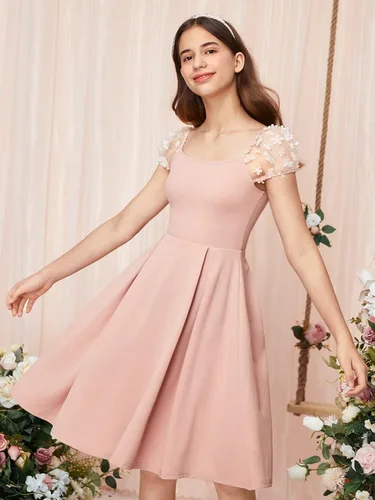 Miniatura 5 de WDIRARA Vestido de malla con apliques de malla con cuello cuadrado y dobladillo con volantes para niña